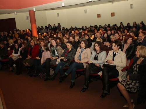 FOTO: Srednjoškolska priredba povodom Valentinova