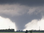 Snažni tornado iz kuće iščupao kadu i staricu i sina koji su se u njoj skrili