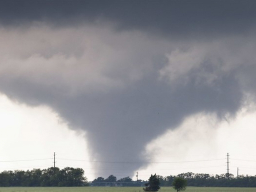 Snažni tornado iz kuće iščupao kadu i staricu i sina koji su se u njoj skrili