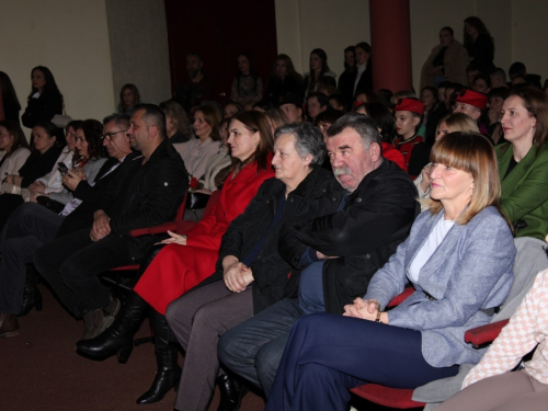 FOTO: Srednjoškolska priredba povodom Valentinova