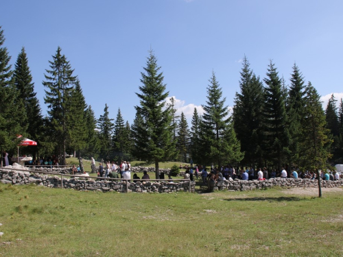 FOTO/VIDEO: Na Vran planini služena misa za poginule duvandžije