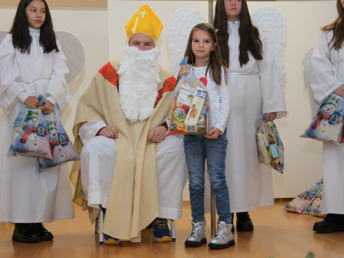 FOTO: Sveti Nikola razveselio najmlađe u župi Rumboci
