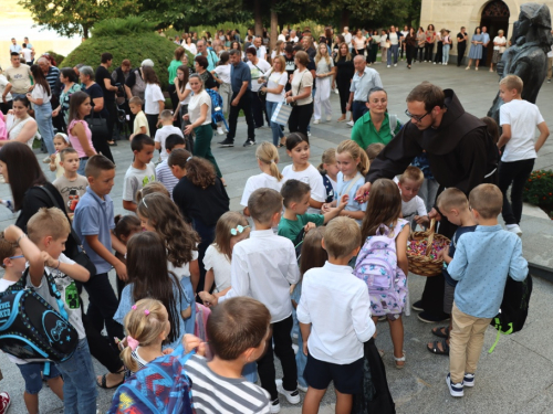 FOTO: Započela trodnevnica na Šćitu uoči Male Gospe, prvi dan posvećen školarcima