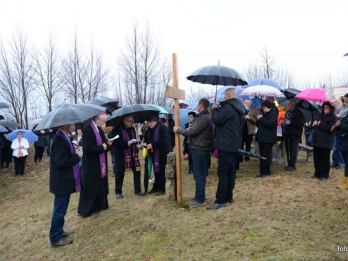 FOTO: Mons. dr. Pero Sudar predvodio misu i Križni put na Uzdolu