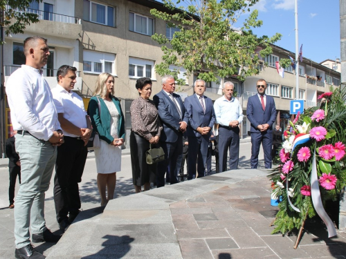 FOTO: Polaganjem vijenaca i svečanom sjednicom započelo obilježavanje Dana općine