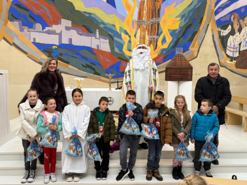 Sv. Nikola posjetio djecu na Orašcu