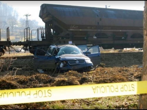 Teretni vlak udario u vozilo kod Doboja, stradao bračni par i dijete