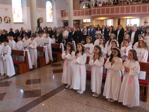 FOTO: Prva sveta pričest u župi Prozor