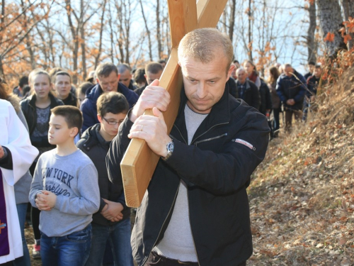 FOTO: Vlč. Stipo Knežević predvodio križni put na Uzdolu