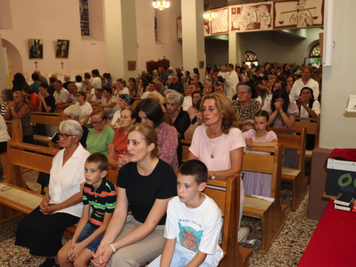 FOTO: U župi Rama-Šćit započela trodnevnica, prvašići darovani prigodnim darovima