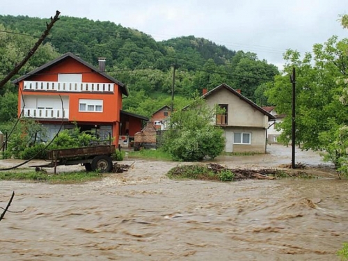 Posljedice nevremena u BiH: Izlila se rijeka, poplavljene kuće, obustave prometa
