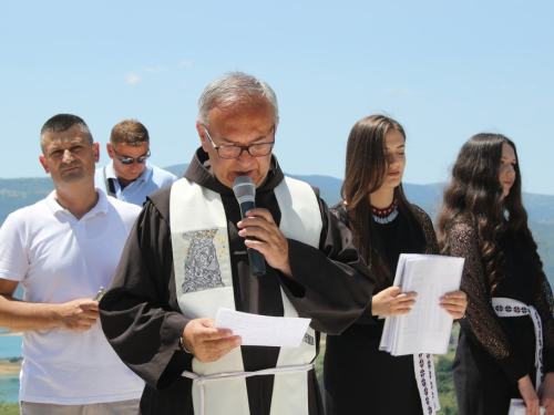 FOTO/VIDEO: U Podboru svečano blagoslovljen Gospin kip