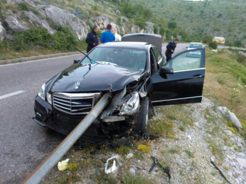 Ovo se zove sreća u nesreći: Bankina mu prošla kroz automobil