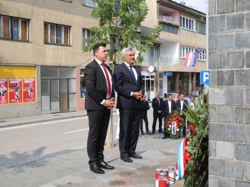 FOTO: Polaganjem vijenaca i svečanom sjednicom započelo obilježavanje Dana općine