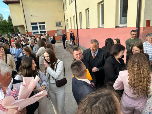 FOTO/VIDEO: Uskoplje ispratilo 63 maturanta, među njima i 9 iz Rame