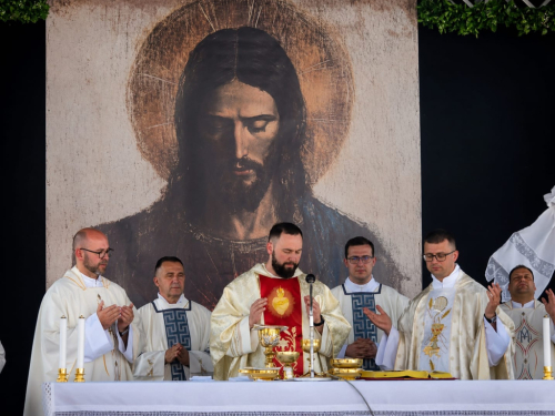 Mlada misa o. Davida Grbeša: Sin obitelji s četiri duhovna zvanja proslavio svoj veliki dan