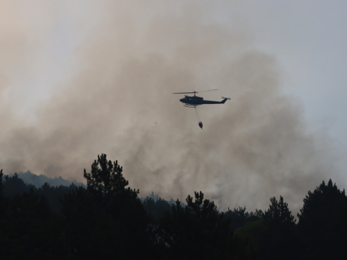 Požar u Rami i dalje gori: Helikopter OS BiH na terenu, iščekuje se pomoć kanadera iz Hrvatske