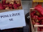 Ostavio pola tone jabuka na gradskom trgu uz poruku ''poslužite se''