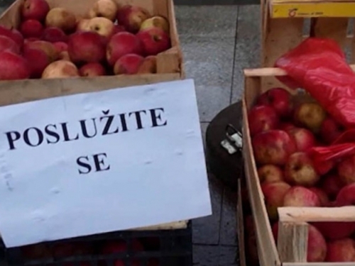 Ostavio pola tone jabuka na gradskom trgu uz poruku ''poslužite se''