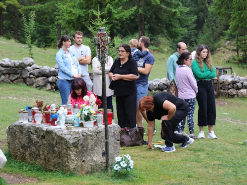 FOTO/VIDEO: Na Vranu služena sv. misa za poginule duvandžije