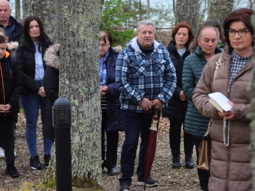 FOTO: Put križa kroz fratarski gaj na Šćitu