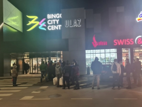 Građani negoduju u Sarajevu: Kupci u tržni centar ulaze jedno po jedno