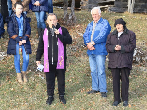 FOTO: Vlč. Stipo Knežević predvodio križni put na Uzdolu