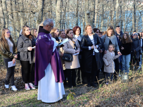 FOTO: Put križa kroz fratarski gaj na Šćitu