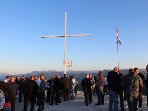 FOTO| Gmićani podigli križ na Makljenu