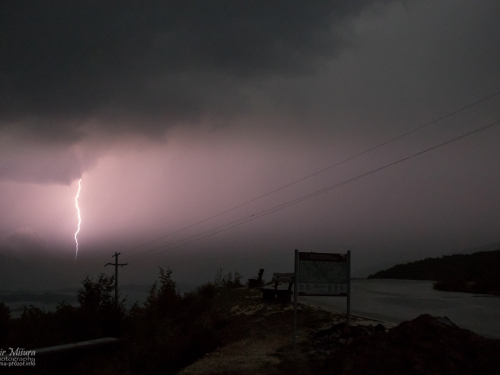 FOTO: Munje večeras 'parale' ramsko nebo