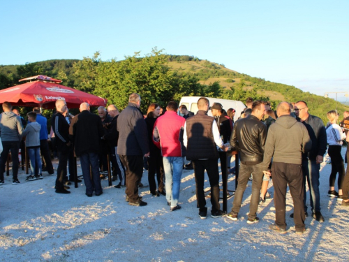 FOTO| Gmićani podigli križ na Makljenu
