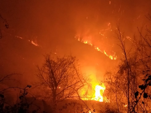 Trenutno požari ne prijete naseljenim mjestima, čeka se kiša!