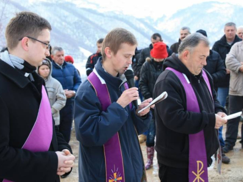 FOTO: Vlč. Ivan Karača predvodio Križni put na Uzdolu