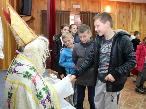 FOTO: Sv. Nikola i ove godine razveselio djecu u župi Rama Šćit