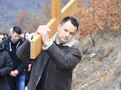 FOTO: Fra Andrija Jozić predvodio križni put na Uzdolu