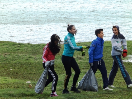 FOTO: Učenici u akciji čišćenja obale Ramskog jezera