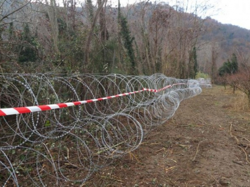 Slovenija počela s postavljanjem dodatne ograde uz granicu s Hrvatskom