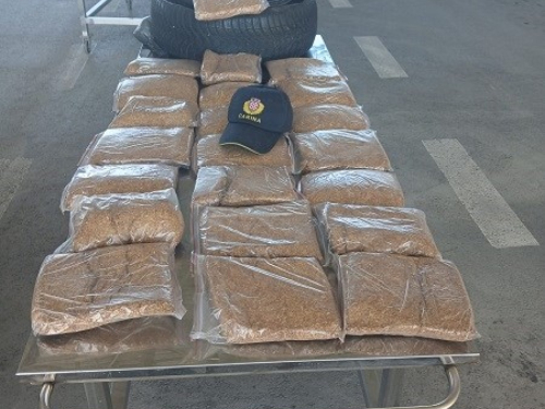 Pokušao prošvercati 11 kg duhana. Pronašli ga skrivenog u rezervnoj gumi
