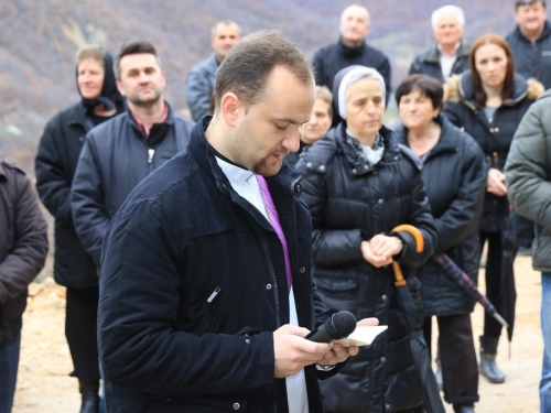 FOTO: Vlč. Ljubo Zadrić predvodio križni put na Uzdolu