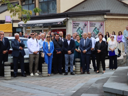 FOTO: Polaganjem vijenaca i svečanom sjednicom započelo obilježavanje Dana općine