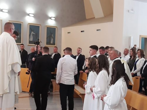 FOTO: Krizma i prva pričest u župi Uzdol