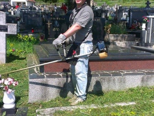 Rumbočka mladež u akciji čišćenja groblja