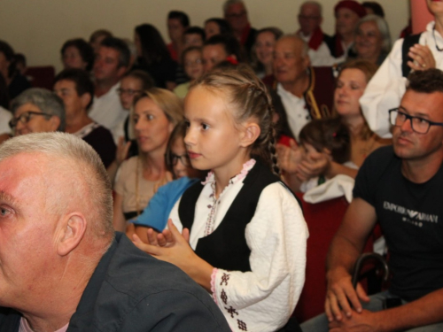 FOTO: U Prozoru održana večer folklora