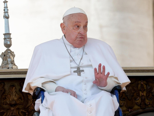 Papa se prvi put pojavio u javnosti nakon izlaska iz bolnice
