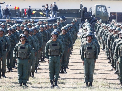 Washington poziva vojsku u Venezueli da se prikloni Guaidóu