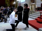 VIDEO: Prosidba pred punom crkvom, budućem mladoženji pomogao fratar