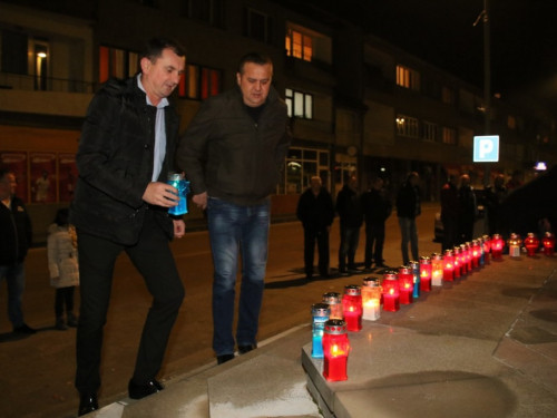 Uspomena na Vukovar zasvijetlila i u Prozoru