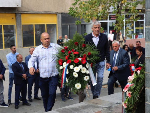 FOTO: Polaganjem vijenaca i svečanom sjednicom započelo obilježavanje Dana općine