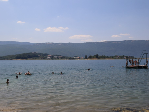 FOTO/VIDEO: Ramci spas od vrućina pronašli na Ramskom jezeru