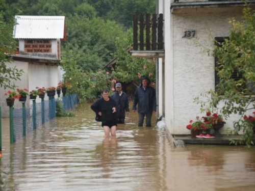 Velika poplava u Slavoniji, rijeke teku naseljima